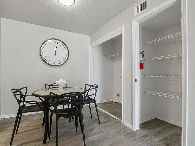 Avonmora Apartments — Photo 7