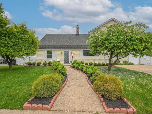 33 Cove Lane, Levittown, NY 11756