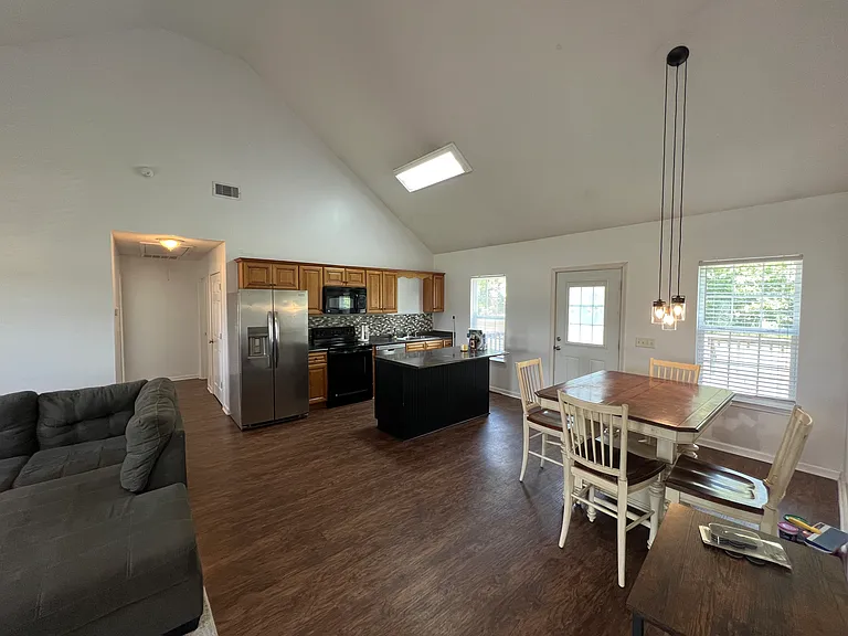 105 Thomkin Dr — Photo 6