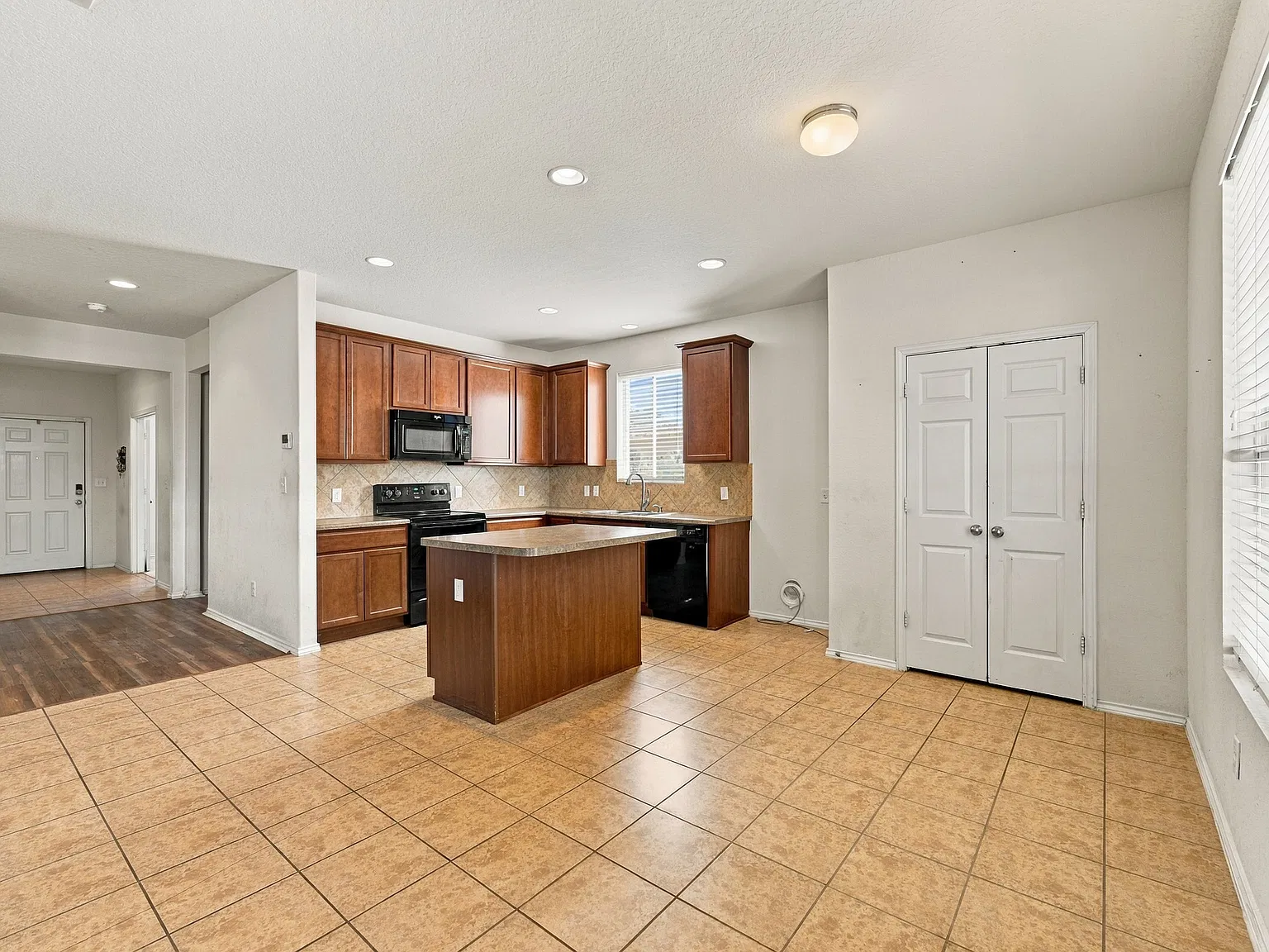 3 bed, 2.5 bath, 2307 sqft, $1,850 — Photo 4