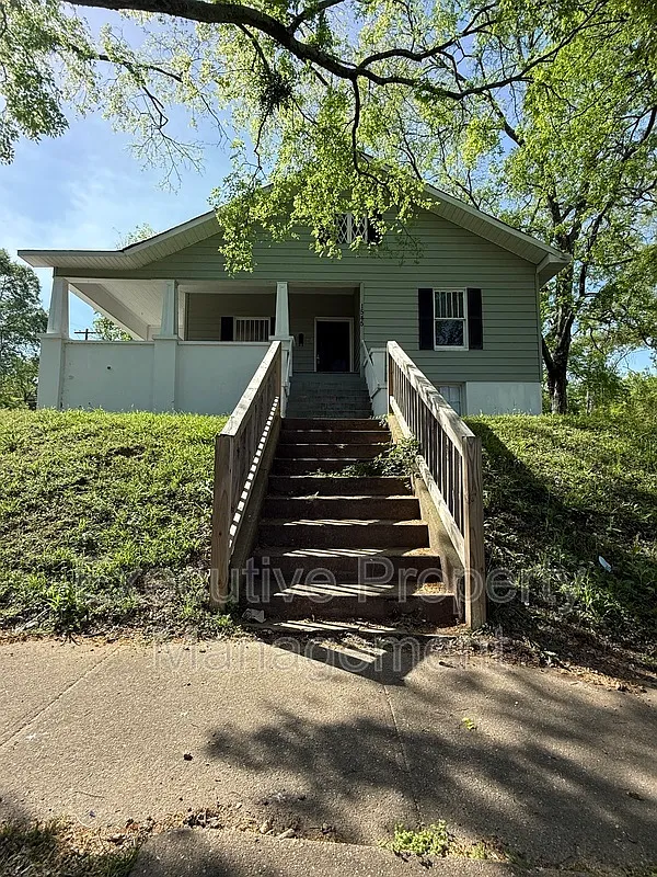 3 bed, 1.5 bath, 1331 sqft, $900 — Photo 1