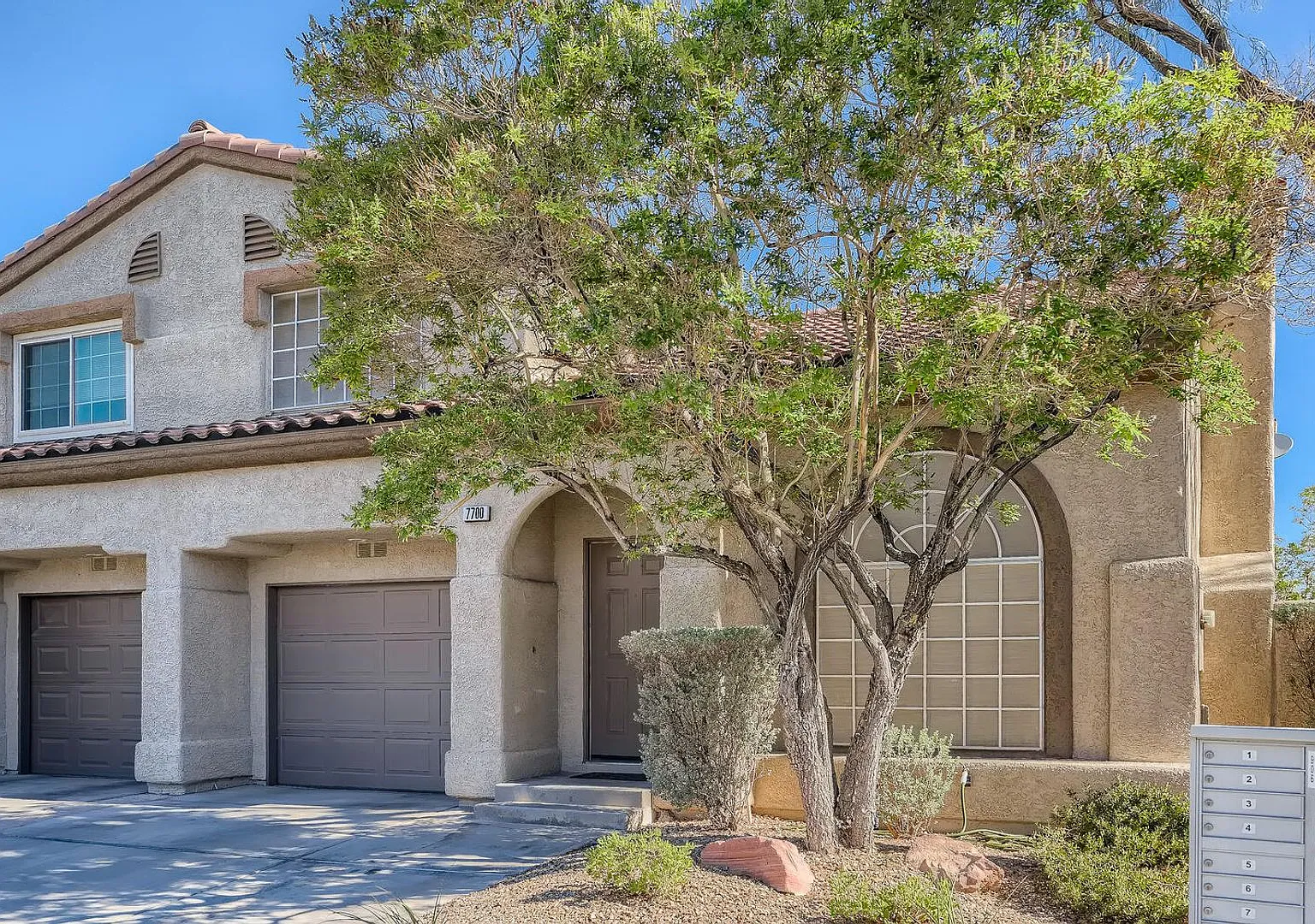 Spacious 2-Bedroom Townhome with Garage & Community Pool — Photo 3