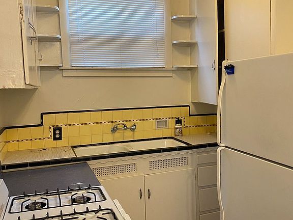 4th image of 644 W 4th St #11690618