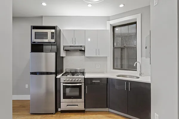 Rented by Safdie Realty Group | media 29