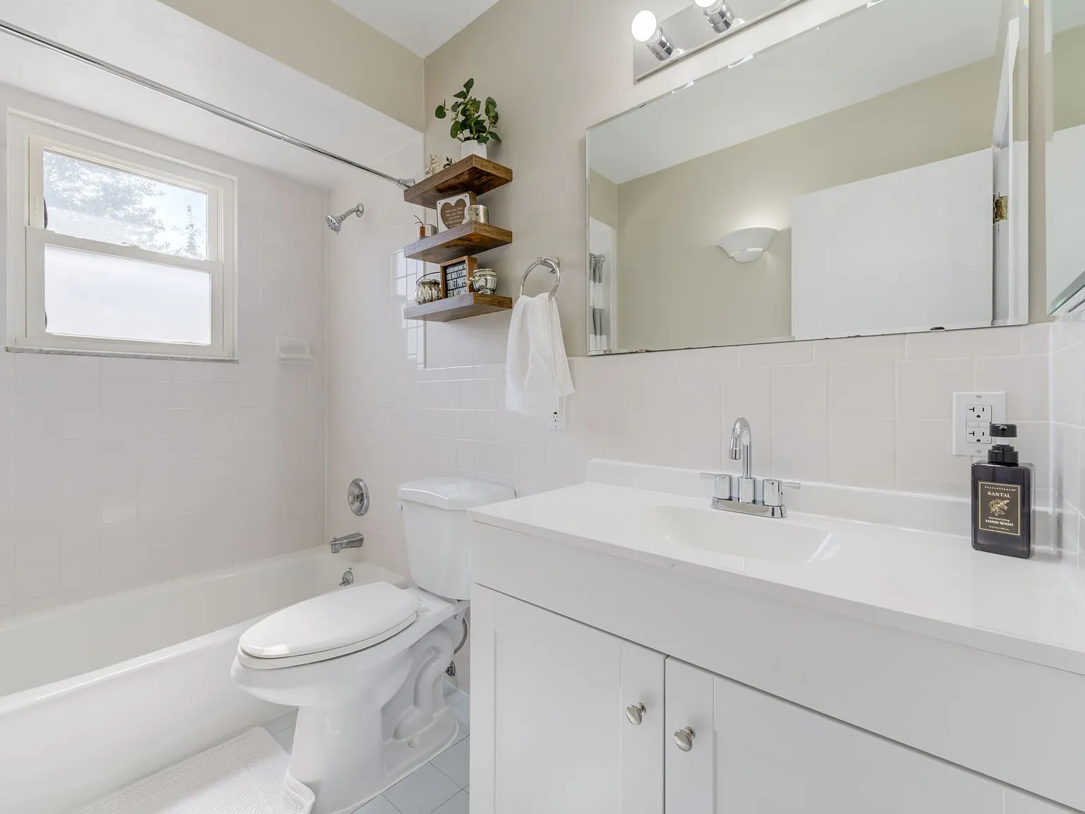 3 bed, 1.0 bath, 1004 sqft, $3,000 — Photo 3