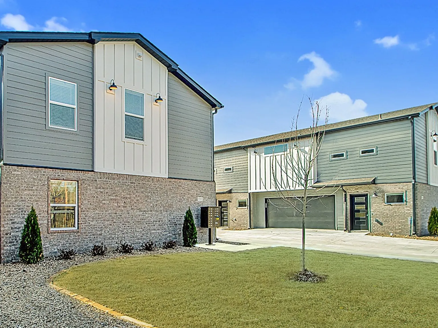 2 Bed 2 Bath 2 Car Garage Townhome in Rockwater Village — Photo 3