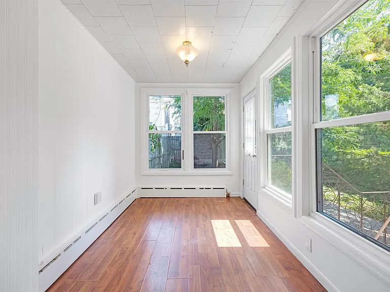 258 Woodlawn Ave — Photo 16