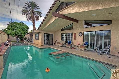 Sparkling pool,spa with swim up bar!