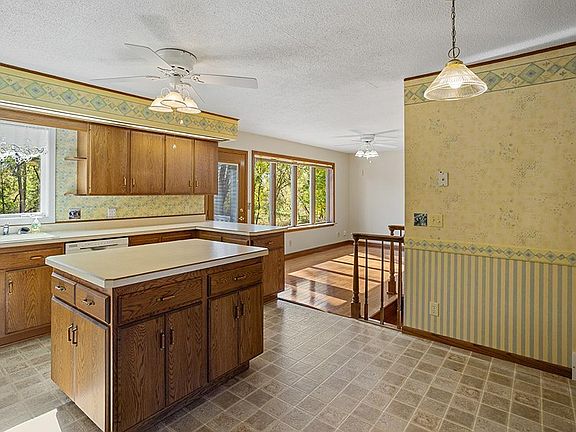 4th image of 65 Southwood Dr