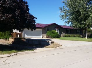 1528 Rainbow Dr, Belle Plaine, IA