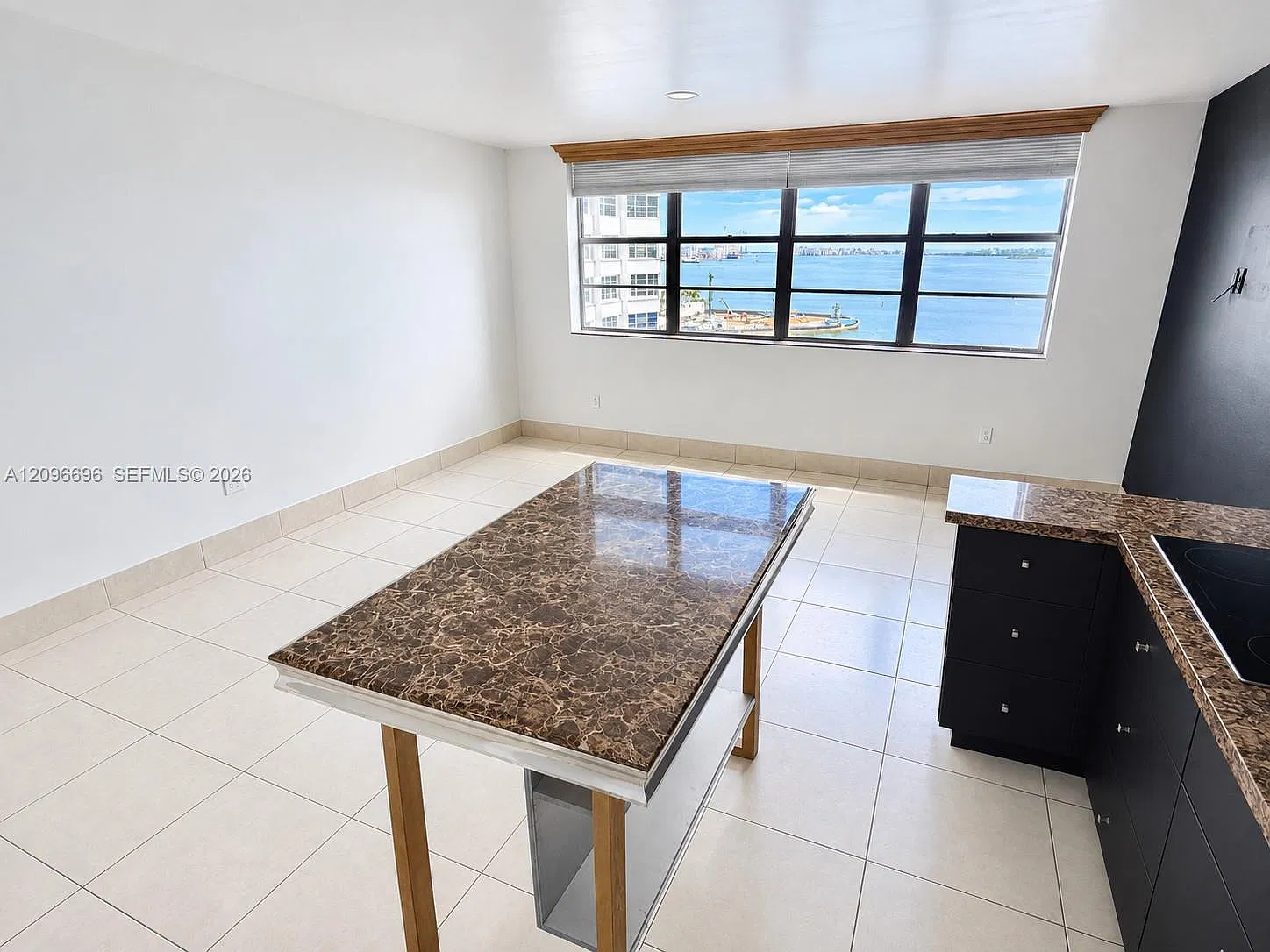 Four Ambassadors Condo Ph — Photo 3