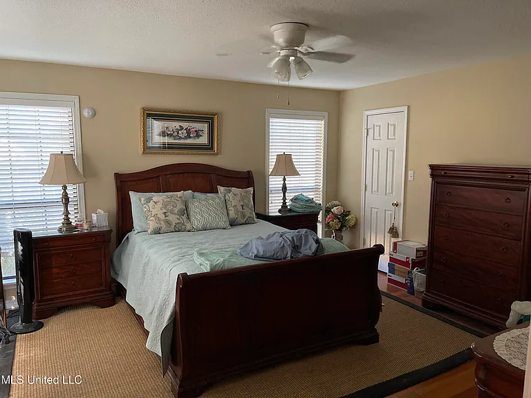 114 Watersedge Dr — Photo 4