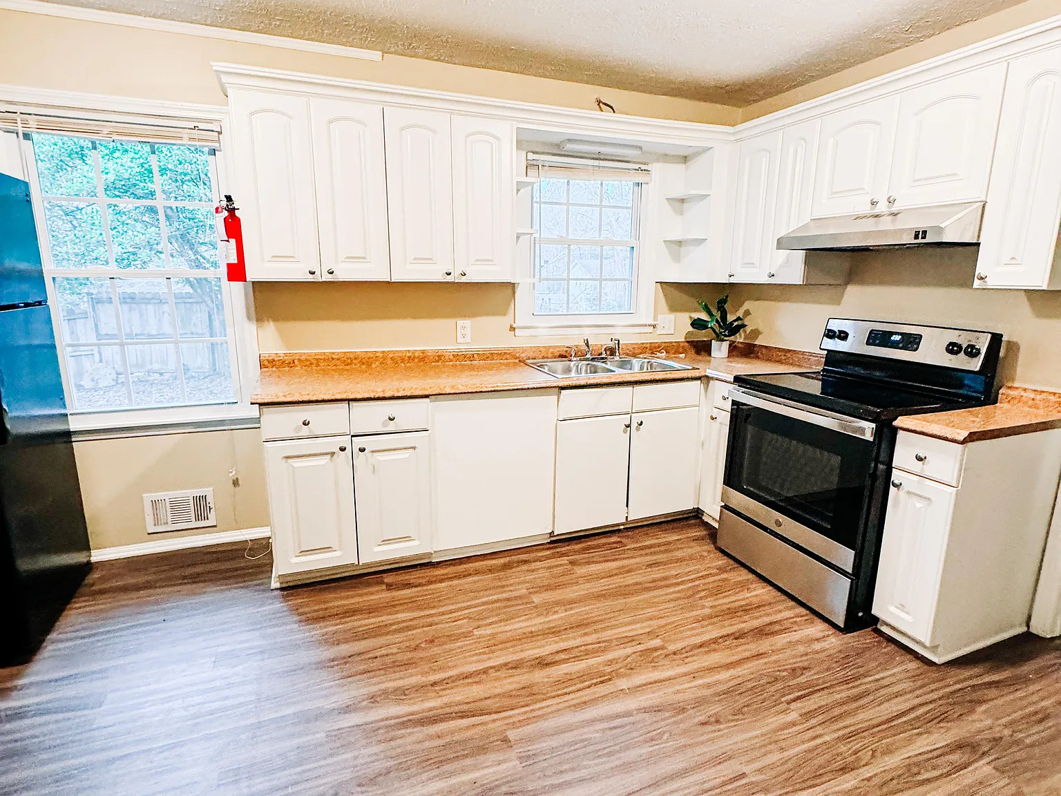 4 bed, 4.0 bath, 2700 sqft, $724 — Photo 4