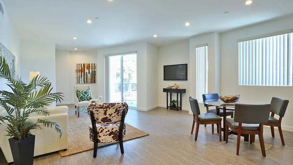 2 bed, 2.5 bath, 1303 sqft, $4,150 — Photo 3
