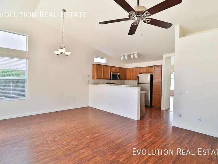 3226 E Sequoia Dr — Photo 6