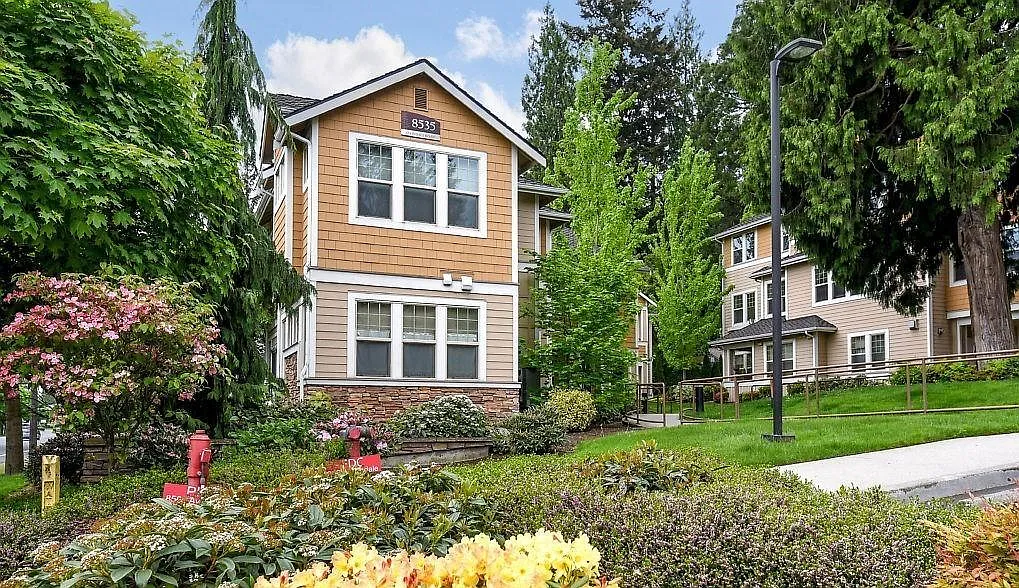 8535 Avondale Rd NE — Photo 1