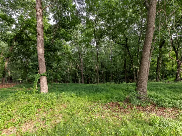 111 E Woodside Ln, Rogers, AR 72756