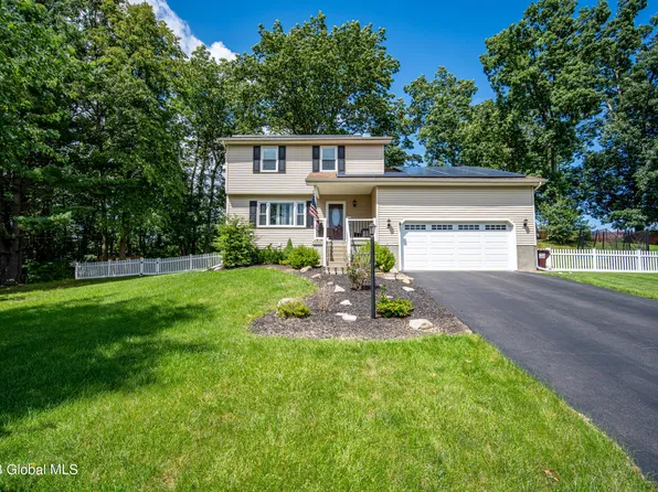9 Heath Court, Colonie, NY 12309