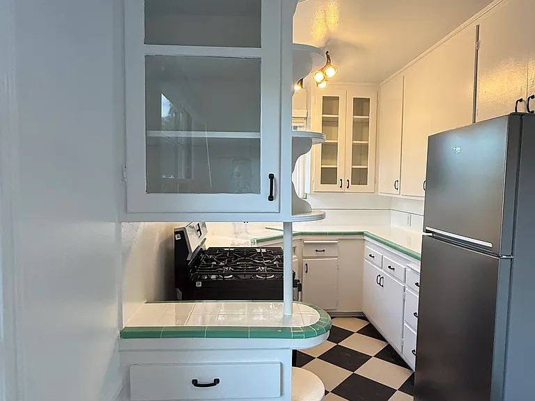 2269 N Beachwood Dr #101 — Photo 5