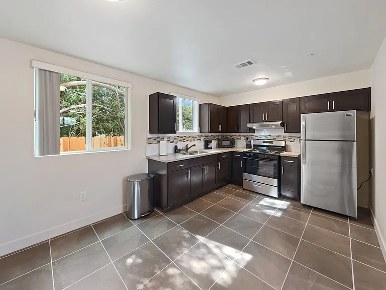 5912 S Flower St #1 — Photo 8