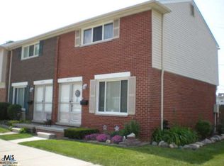 8070 Farnum Ct, Warren, MI 48093