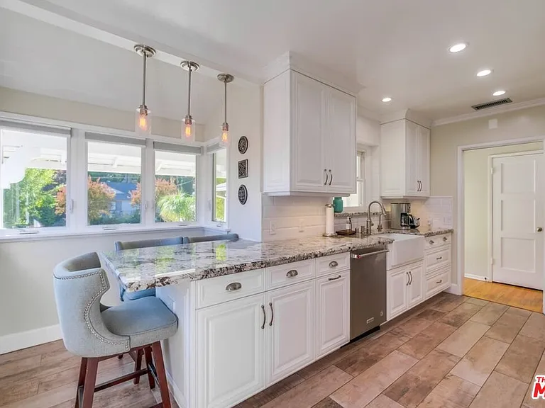 21447 Providencia St — Photo 30