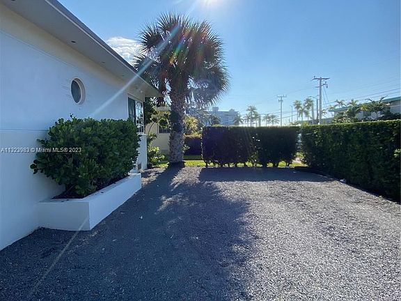4th image of 2145 Bay Dr APT 2