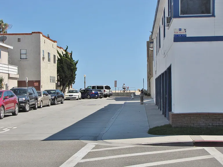 1703 W Balboa Blvd — Photo 12