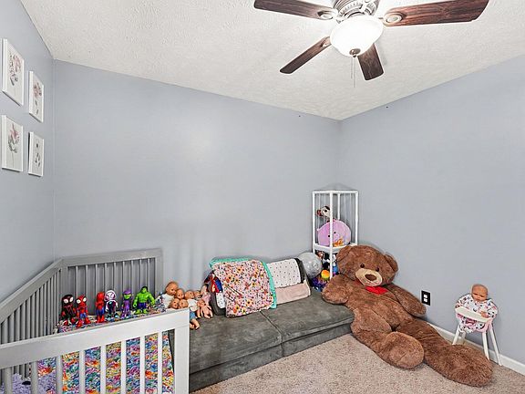5th image of 210 Sprucepine Dr