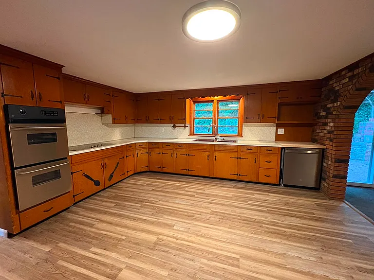 381 Colonial St — Photo 6