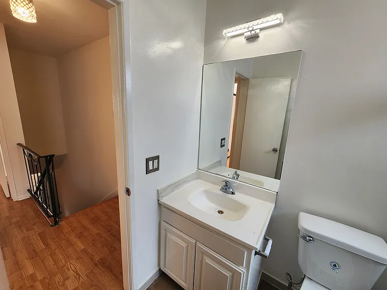 1141 Irving Ave #3 — Photo 25