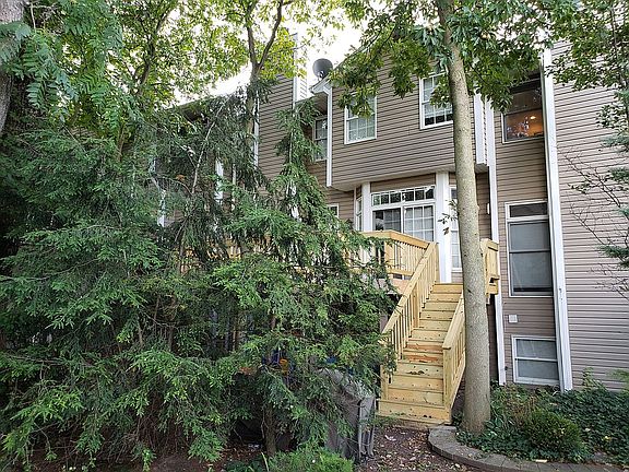 3rd image of 826 W Drew Ln
