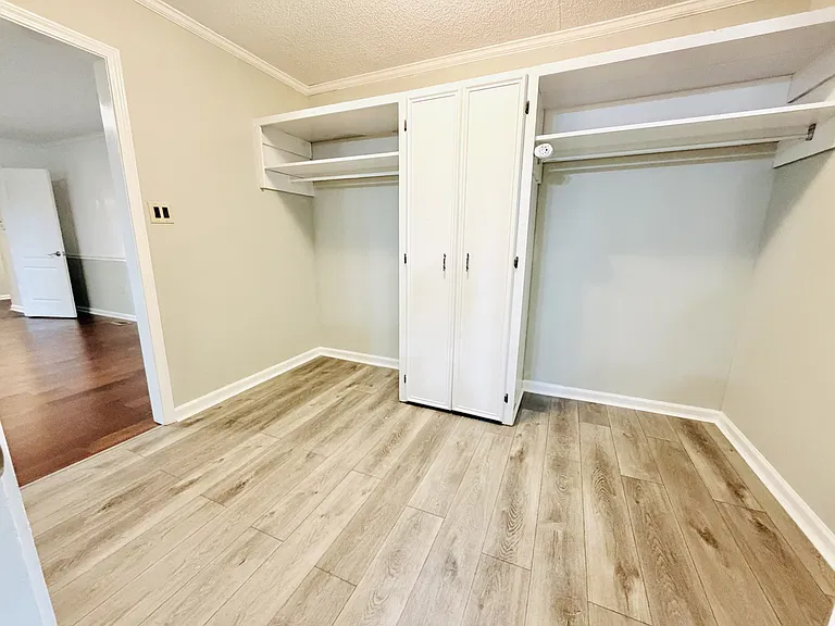 7905 Castleton Ln — Photo 24