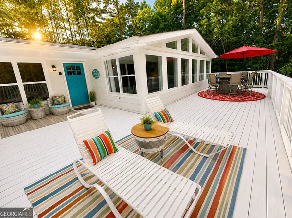 935 Pine Cir, Woodstock, GA 30189