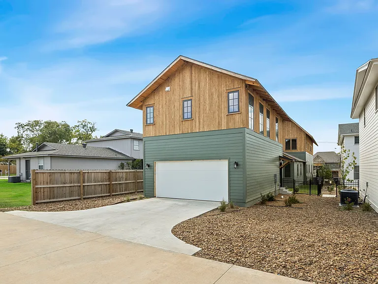 1028 NW A St — Photo 5