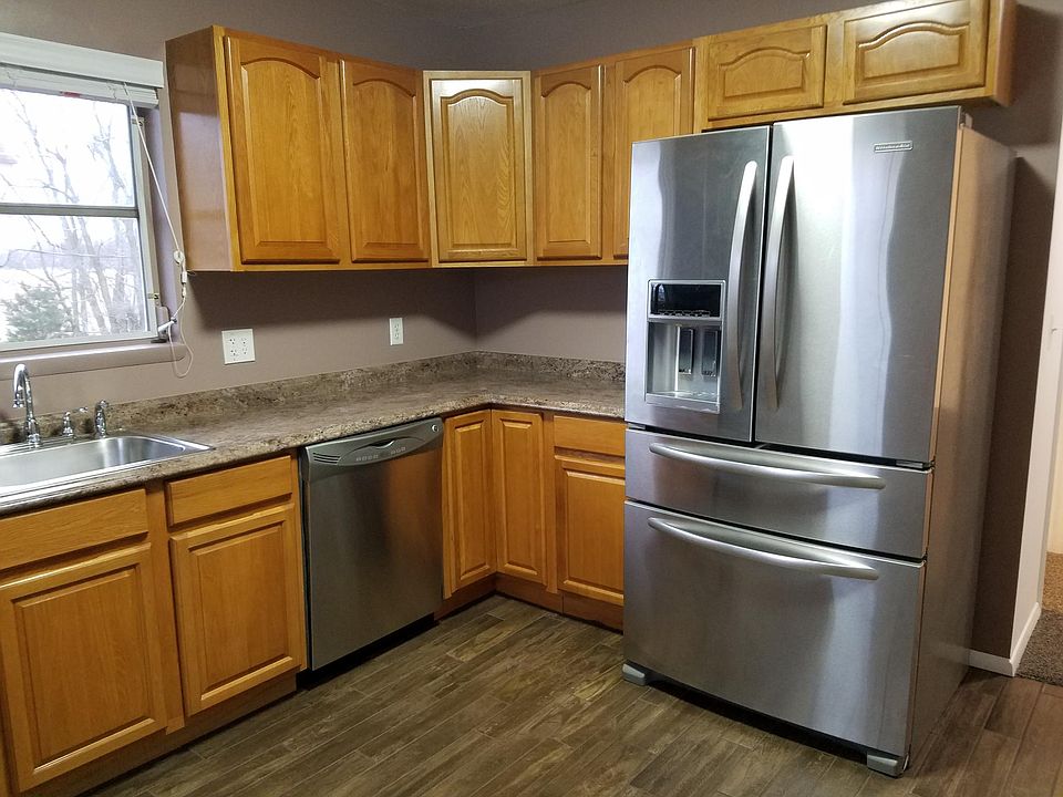 Newly renovated apartment. Owner pays utilities.