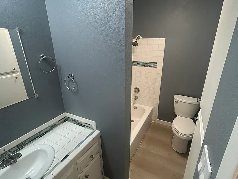 Colony House Apartments — Photo 10