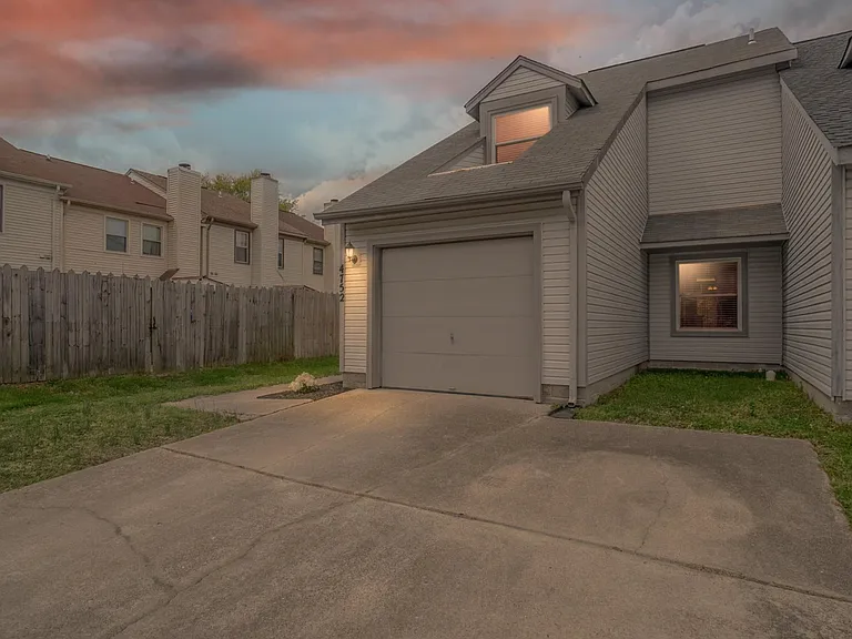 4752 Woodglen Ct — Photo 1