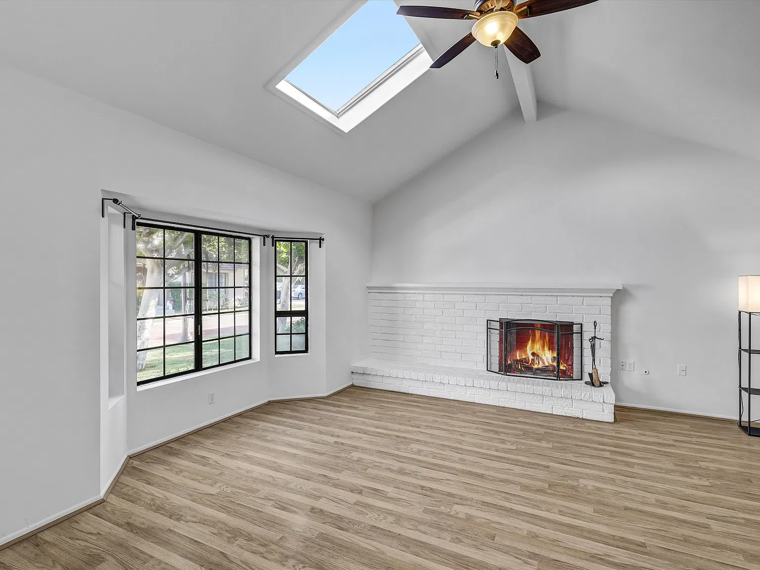 3 bed, 1905 sqft, $5,900 — Photo 3