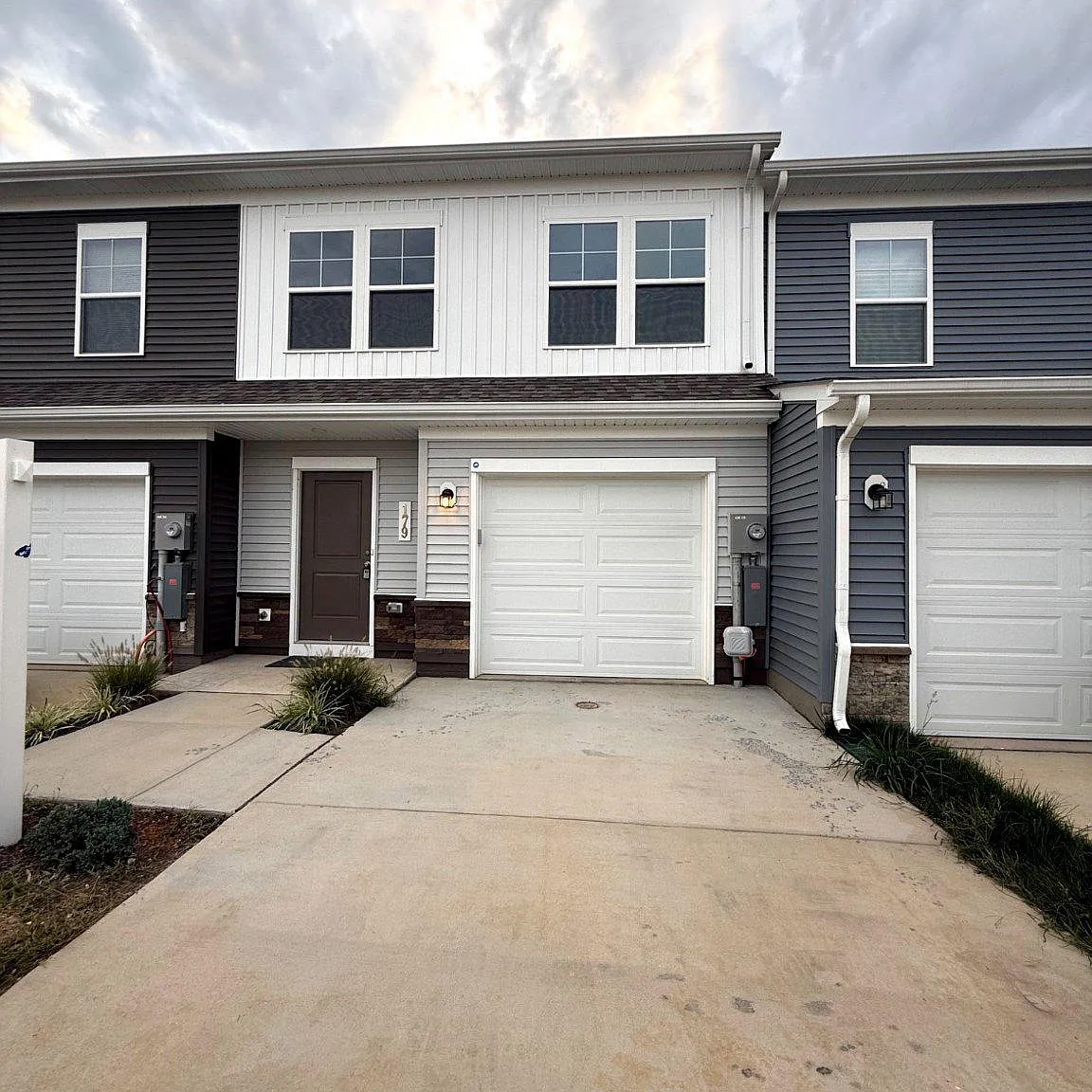 3 bed, 2.5 bath, 1470 sqft, $2,200 — Photo 1