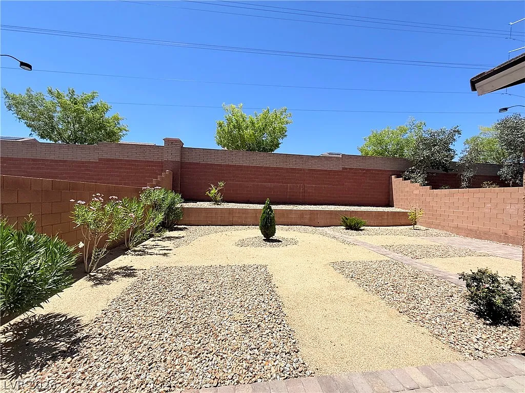 4 bed, 2.5 bath, 2423 sqft, $2,500 — Photo 3