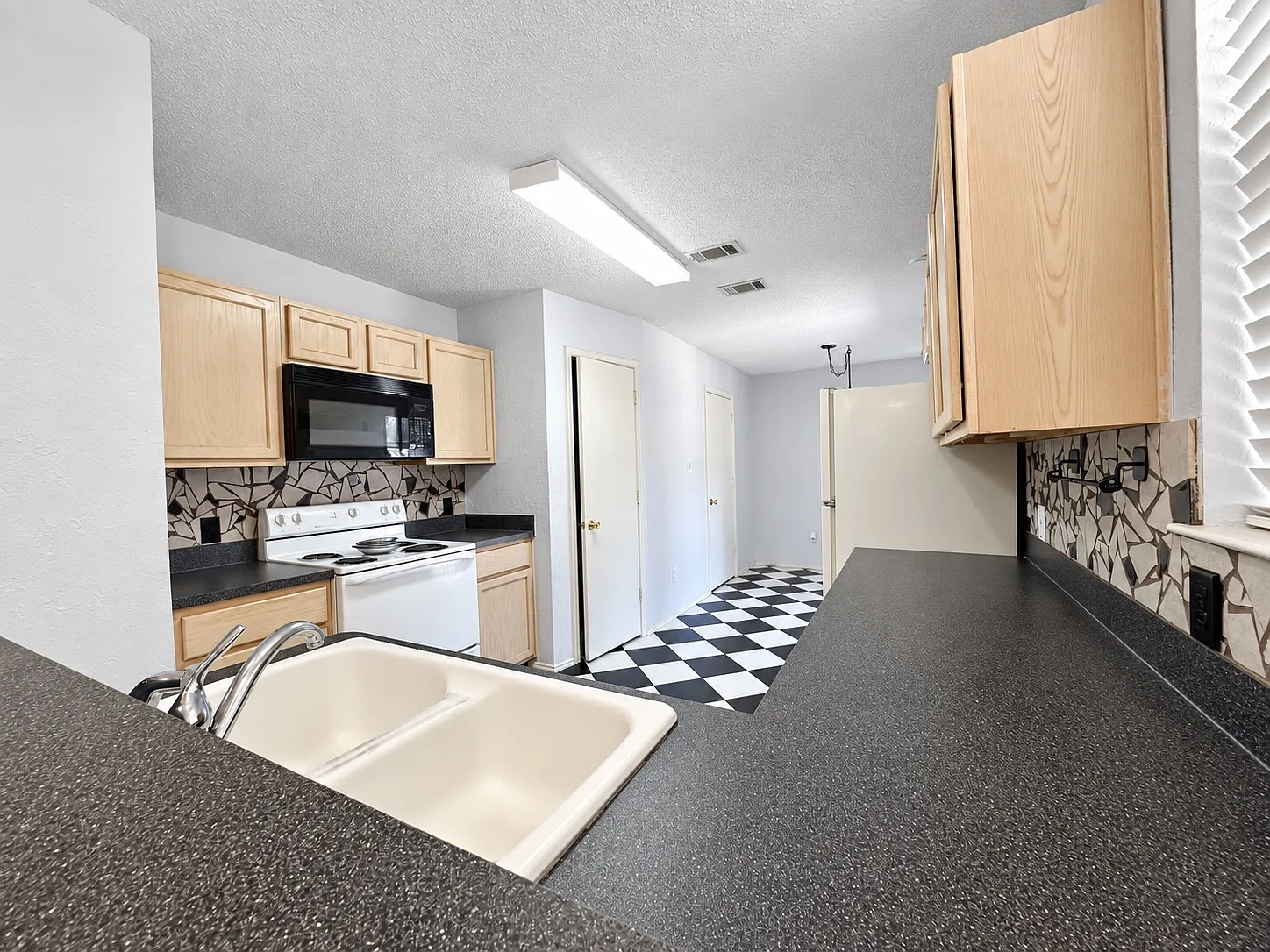 2908 Hollis Dr — Photo 4