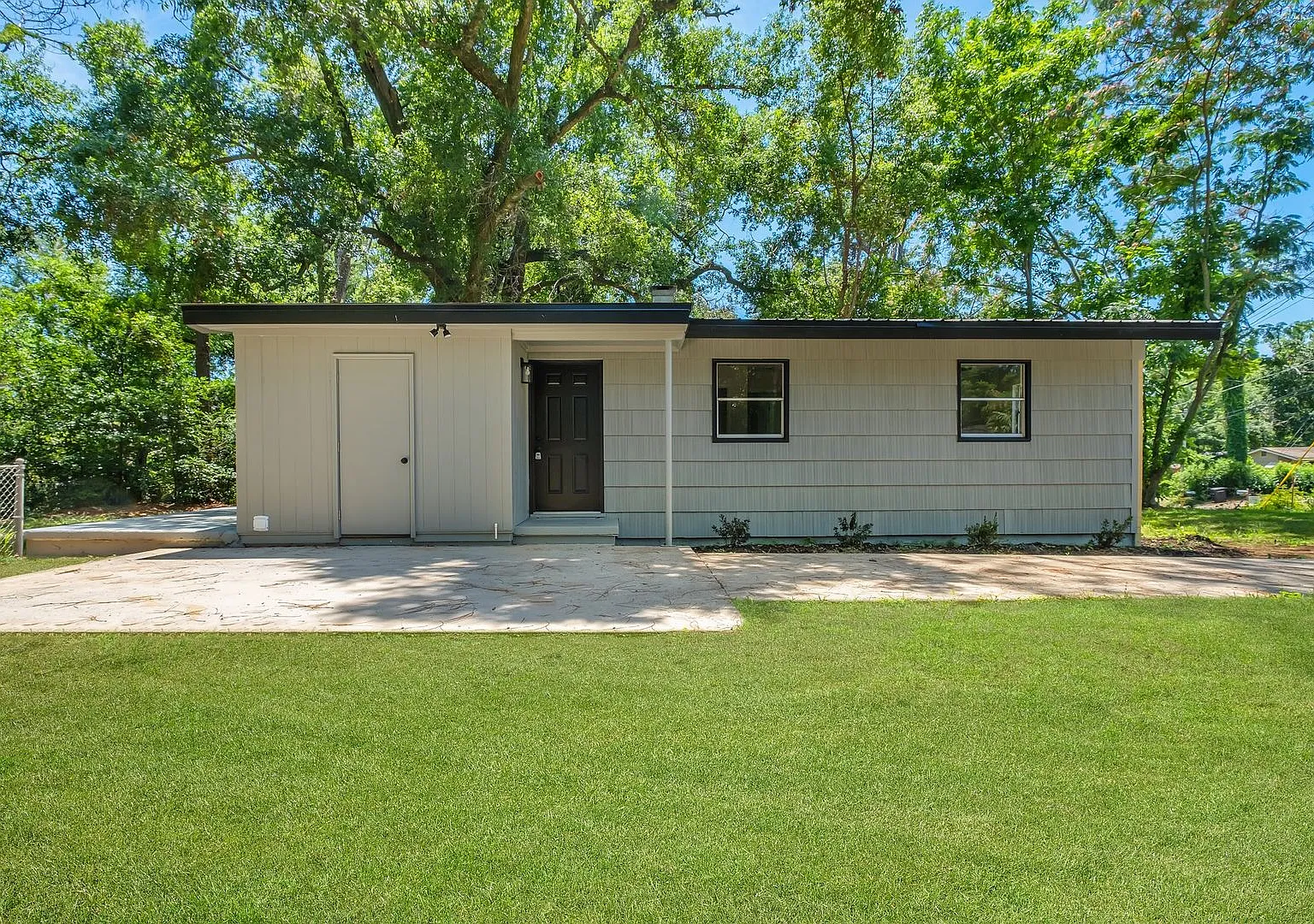 Newly Renovated 3/1 House W/ Plank Floors Throughout, Gorgeous Kitchen, And Large Yard! Avail Now... — Photo 1