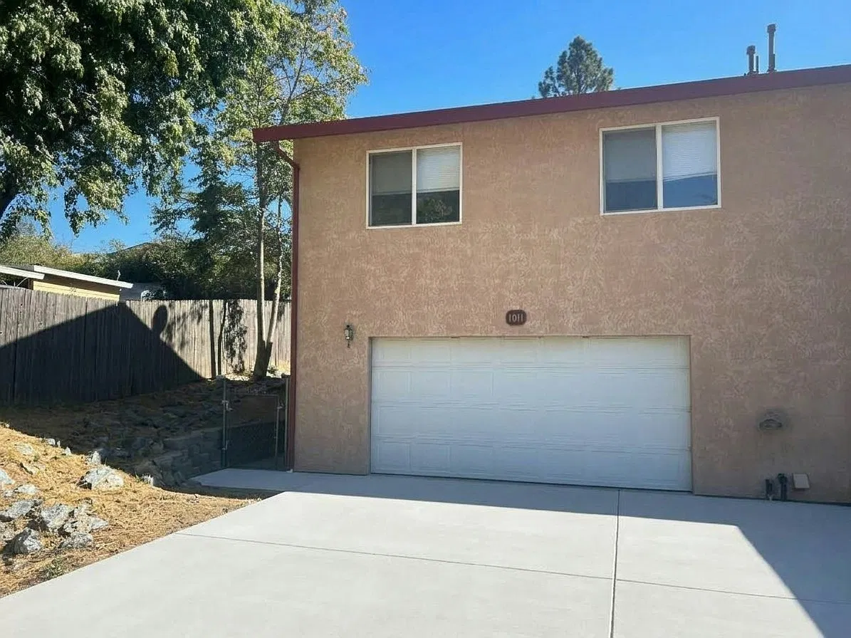 1011 Elizabeth Lane — Photo 1