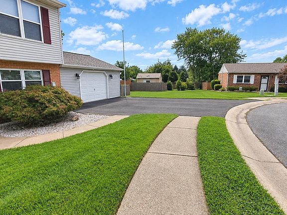 3rd image of 12 Rogers Cir