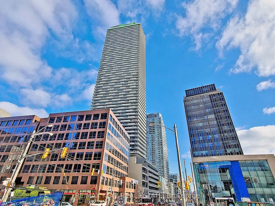 2221 Yonge St #4210