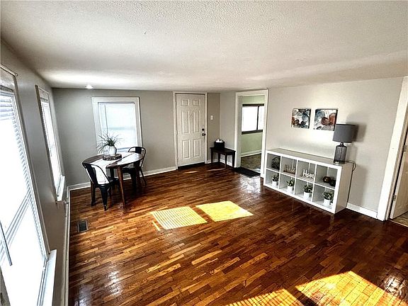 4th image of 1901 S Hardy Ave