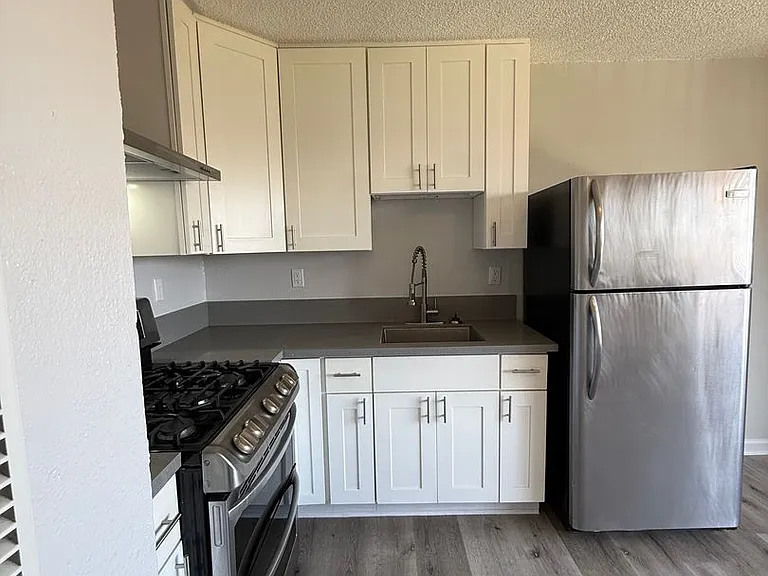 832 W 81st St — Photo 10