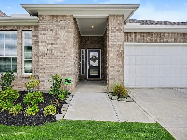 2214 Lierna Dr — Photo 3