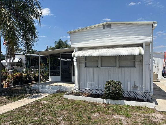 2nd image of 121 Coachlight Ave